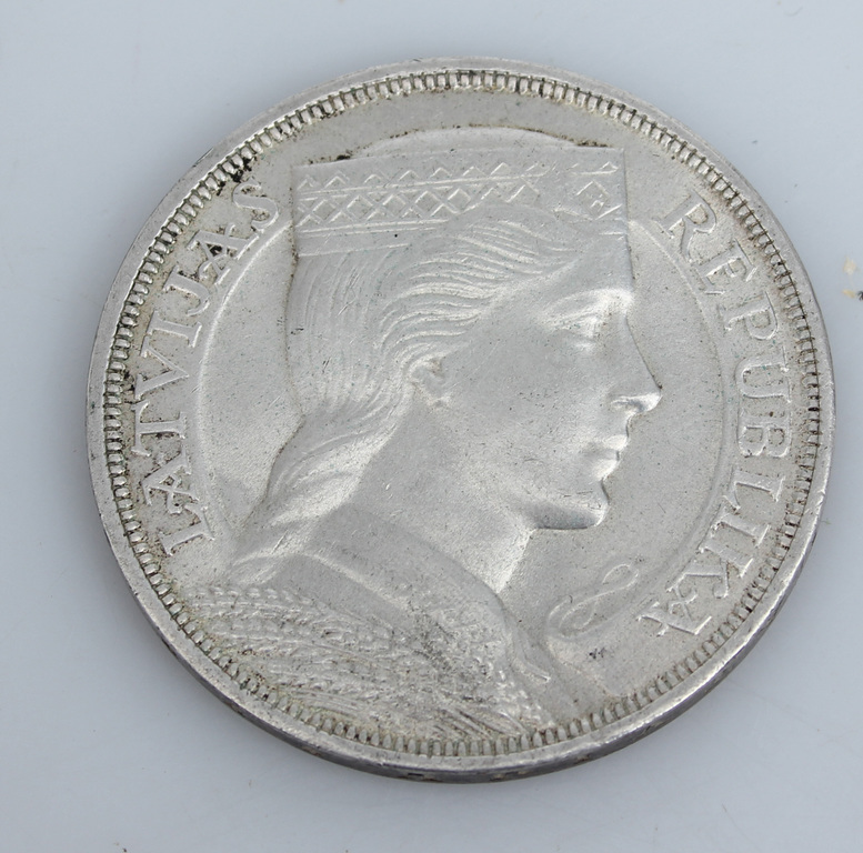 Серебряная монета пять латов