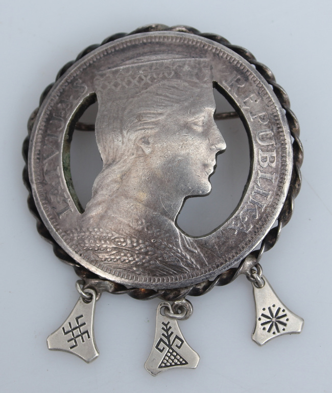Серебряная брошь из пяти латов монет