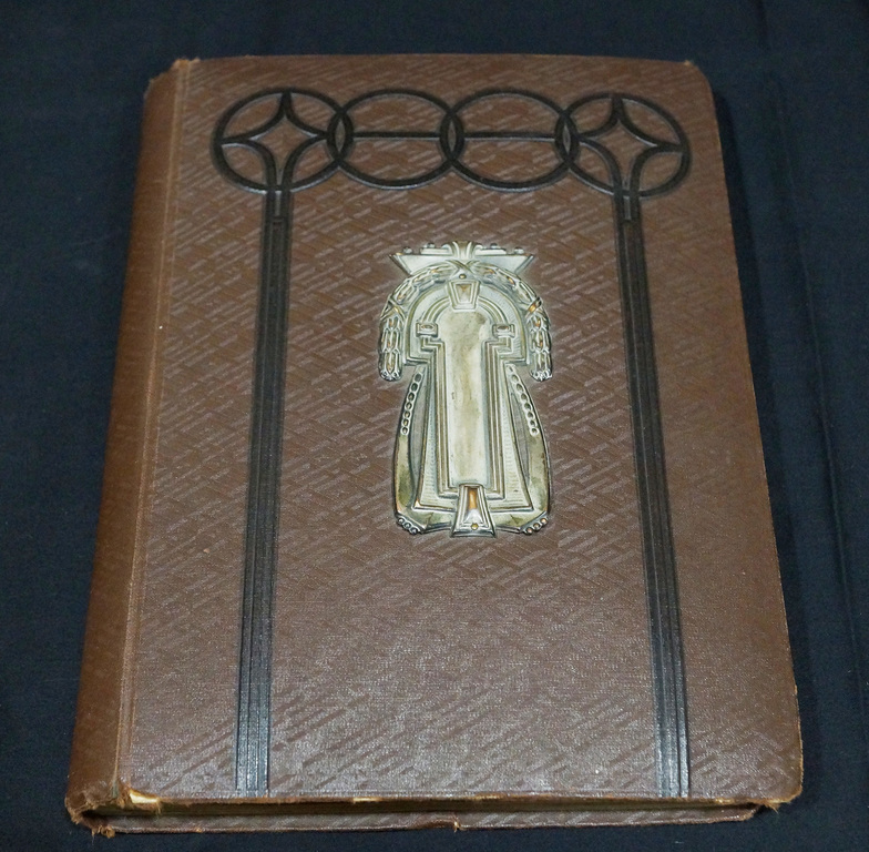 Art Nouveau photo album featuring a picture of 51 actors and other performing artists