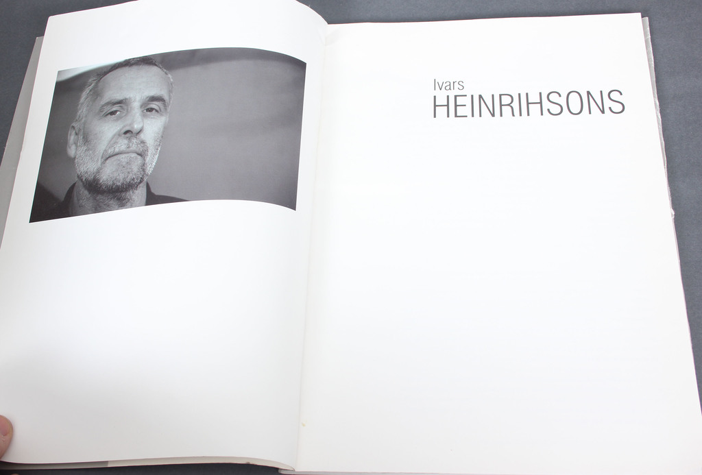 Ivara Heinrihsona izstādes katalogs ar mākslinieka autogrāfu