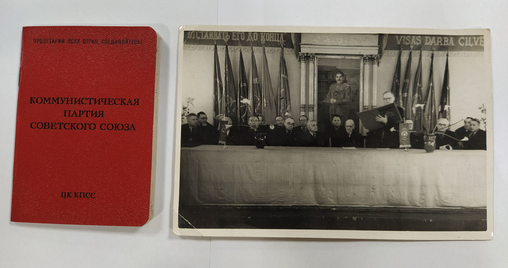Padomju savienības Komunistiskās partijas biedra  apliecība un partijas sēdes fotogrāfija