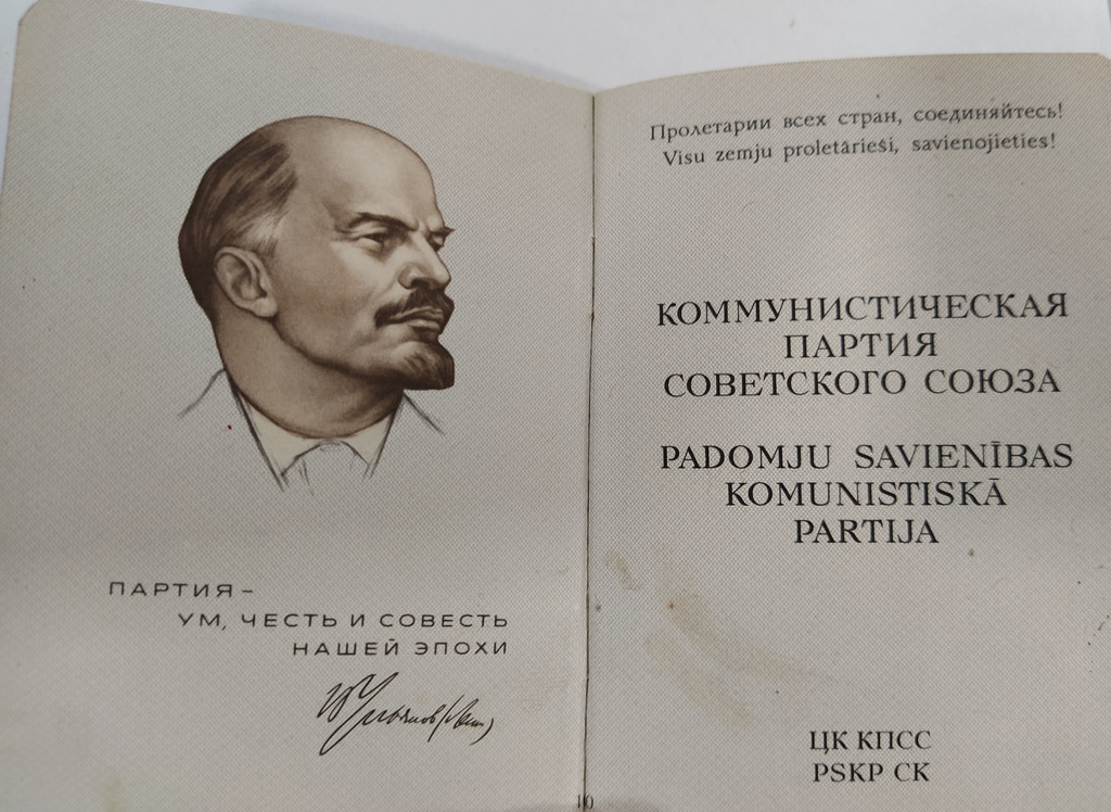 Свидетельство о членстве в Коммунистической партии Советского Союза и фотография партийного заседания