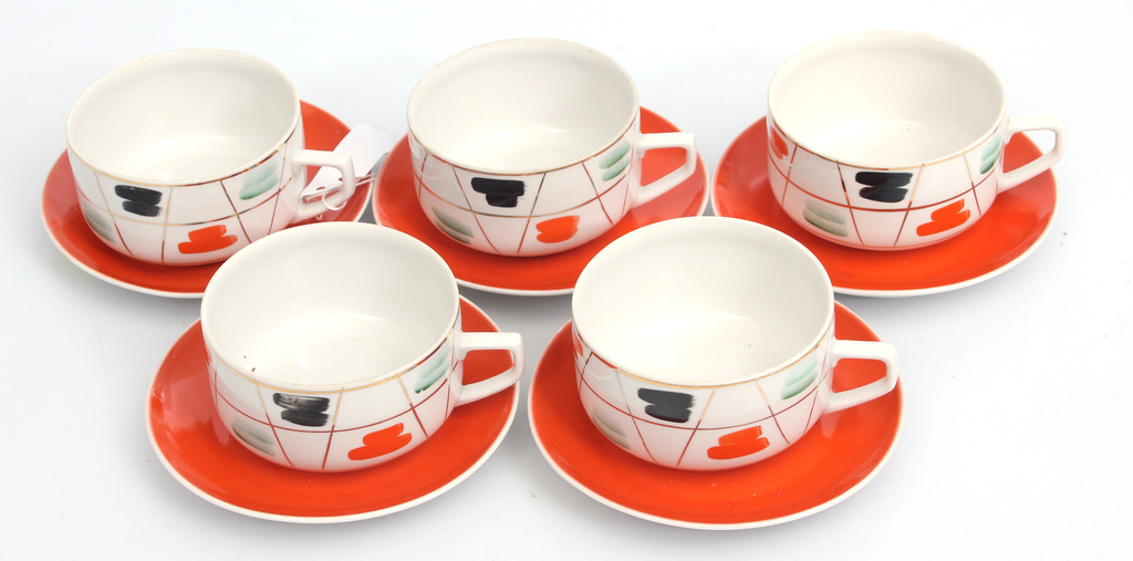 Porcelain mugs with saucers (5 pieces)
