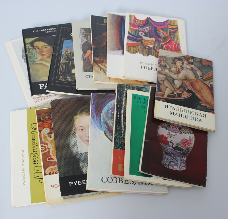 16 postcard albums with reproductions of paintings