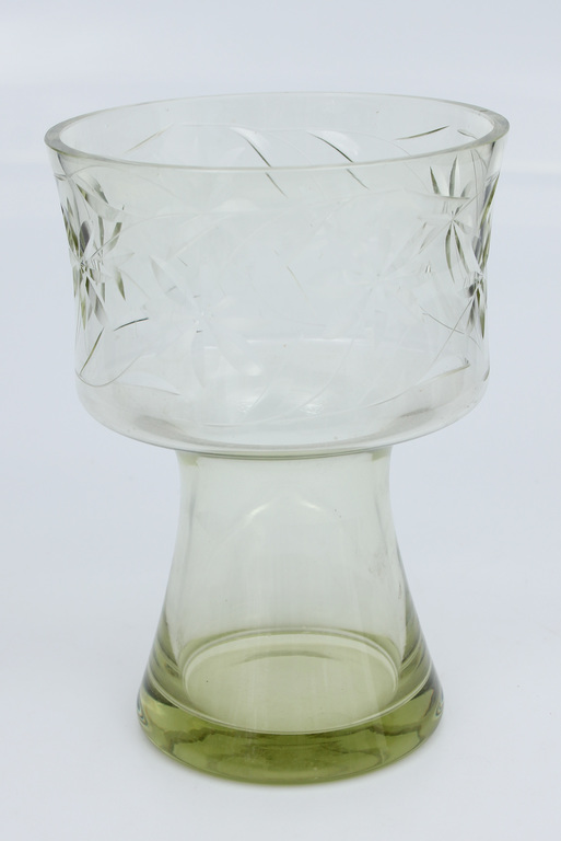 Светло-зеленая стеклянная ваза 