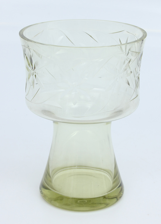 Светло-зеленая стеклянная ваза 
