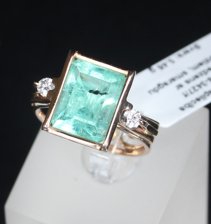 Gold ring with 2 natural diamonds and 1 natural emerald