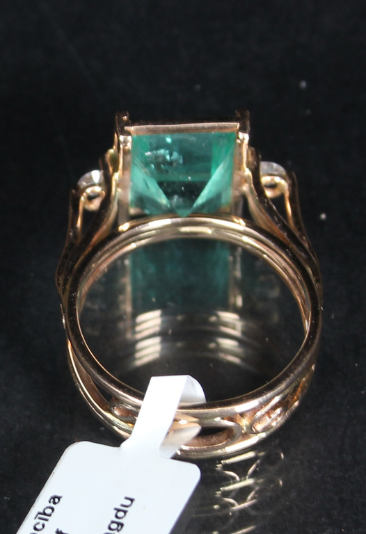Золотое кольцо с 2 природными бриллиантами и 1 природным изумрудом