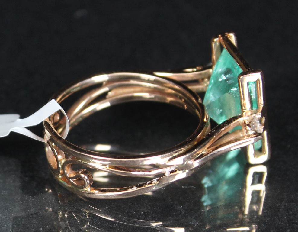 Золотое кольцо с 2 природными бриллиантами и 1 природным изумрудом