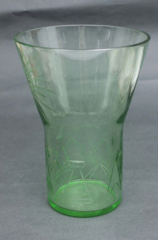 Zaļā stikla vāze art deko stilā
