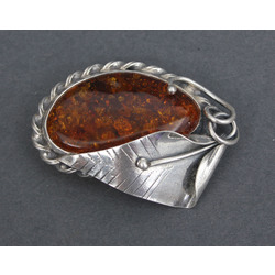 Серебряная брошь в стиле модерн с натуральным янтарем