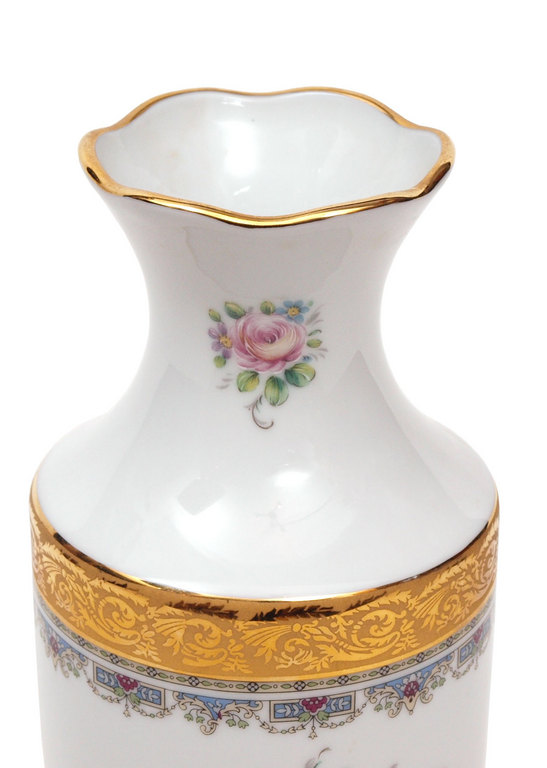 Porcelain pare of vases 