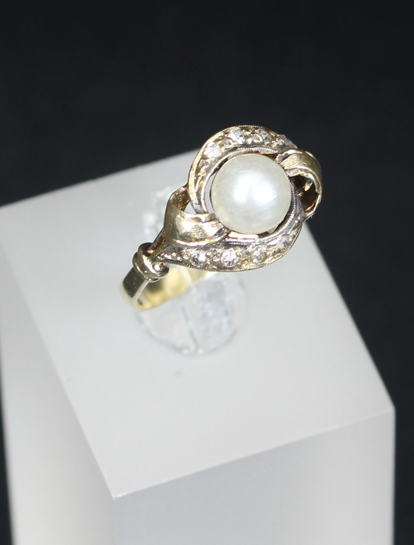 Золотое кольцо с синтетическими шпинелями алмаза и жемчугом