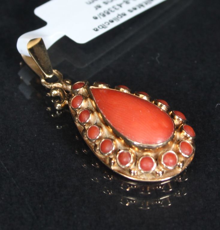 Gold pendant with corals