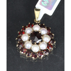 Gold pendant with garnets and pearls