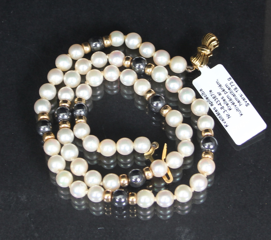 Necklace with pearls and hematite