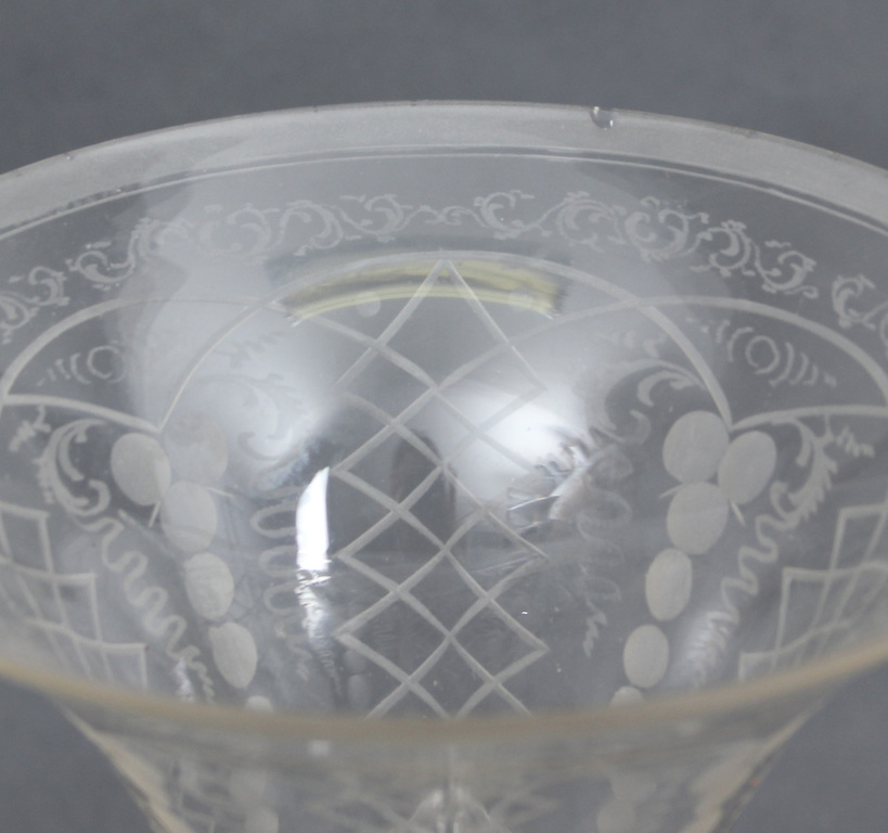 Гравированная стеклянная ваза с серебряной отделкой