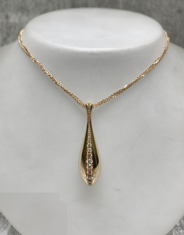 Gold chain with pendant 
