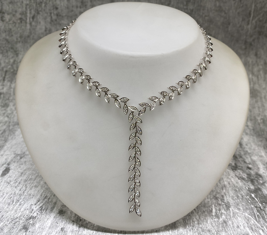 White gold necklace with 146 diamonds
