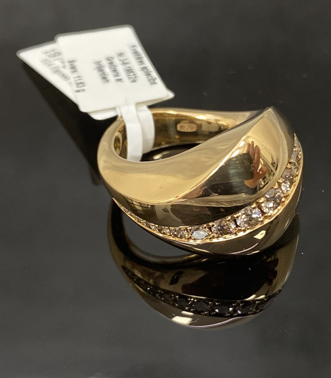 Gold ring with 21 diamonds