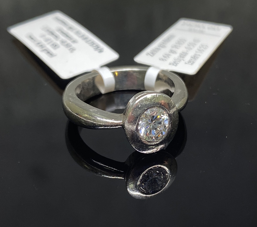 Plaltin ring with diamond