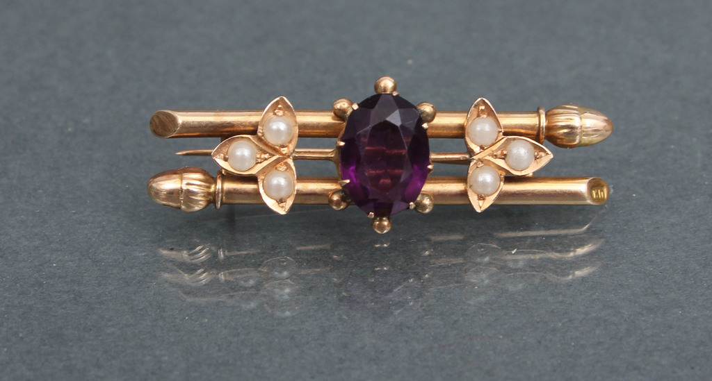 Gold brooch with amethyst and pearls