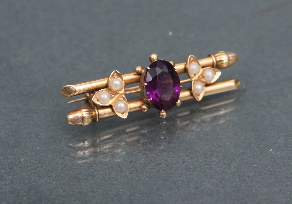 Gold brooch with amethyst and pearls