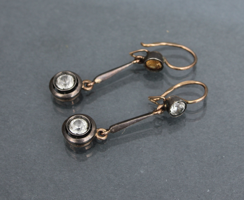 Gold earrings with quartz