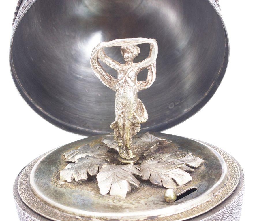 Серебряная музыкальная шкатулка в форме яйца