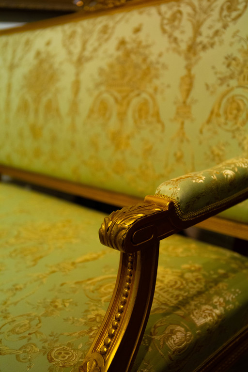 Mēbeļu komplekts klasicisma stilā - sofa, 2 krēsli, galds. 