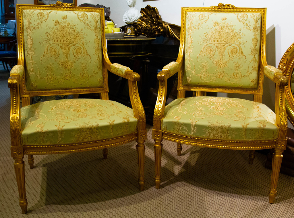 Mēbeļu komplekts klasicisma stilā - sofa, 2 krēsli, galds. 