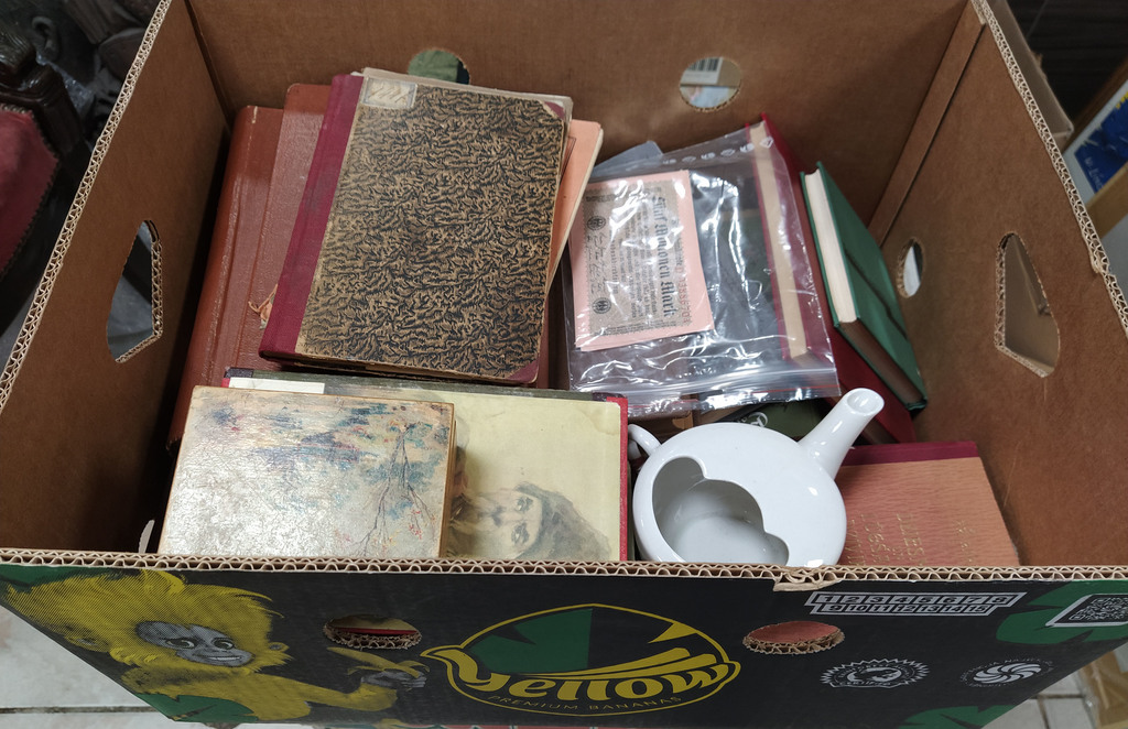 Коробка с 36 книгами, 2 банкнотами, фарфоровой банкой и деревянной коробкой