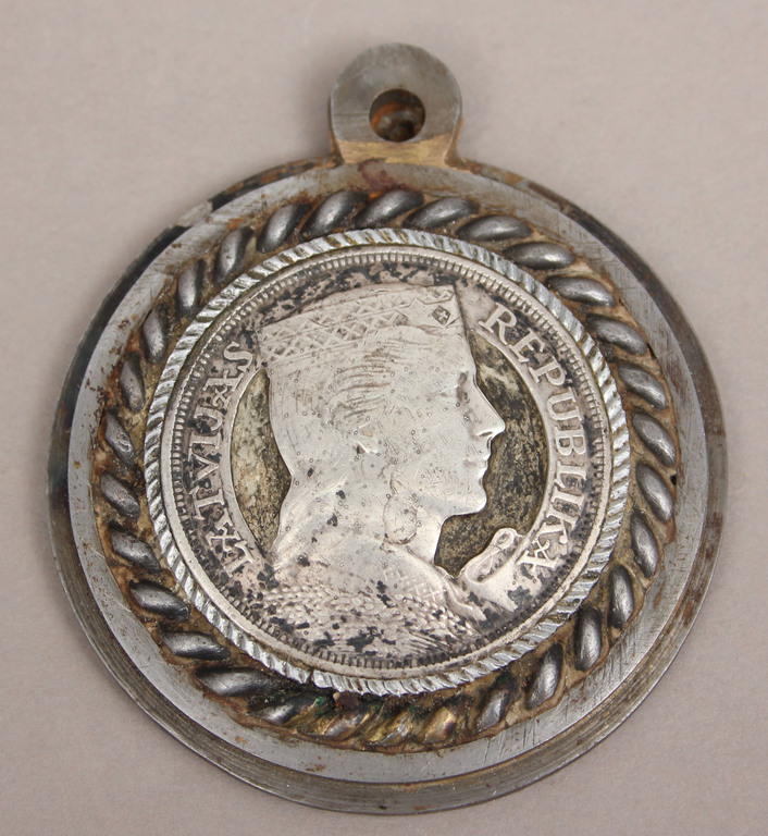 Silver pendant with five lat coin