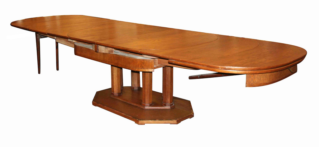 Retractable dining table