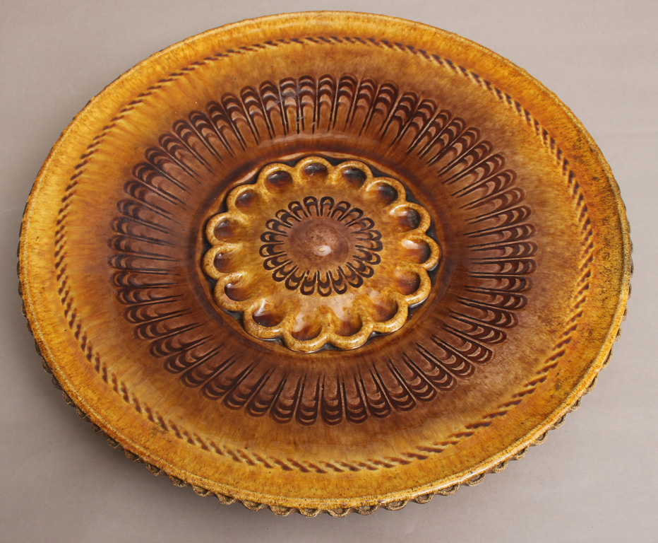 Dekoratīvs keramikas sienas šķīvis 