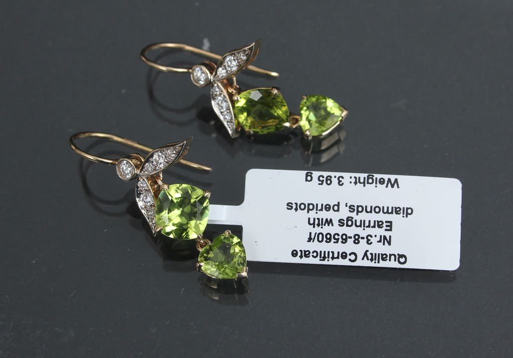 Gold earrings with diamonds and chrysolites