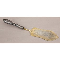 Cake spatula with silver handle