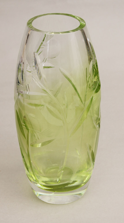 Зеленая стеклянная ваза