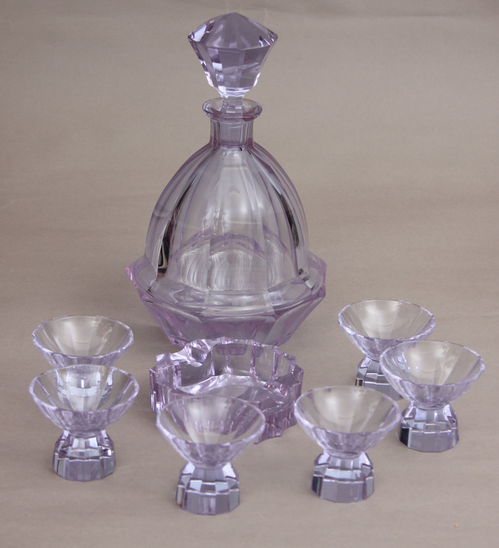 Crystal glass decanter with six glasses and ashtray (glass changes color)