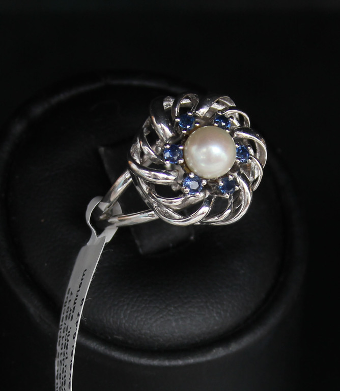 Gold ring with cultured pearl and sapphires