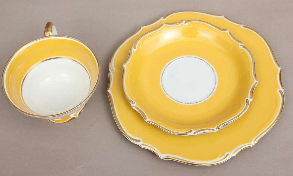 Porcelāna tasīte ar 2 apakštasītēm(dzeltena)