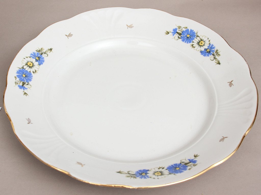 2 porcelain plates for serving