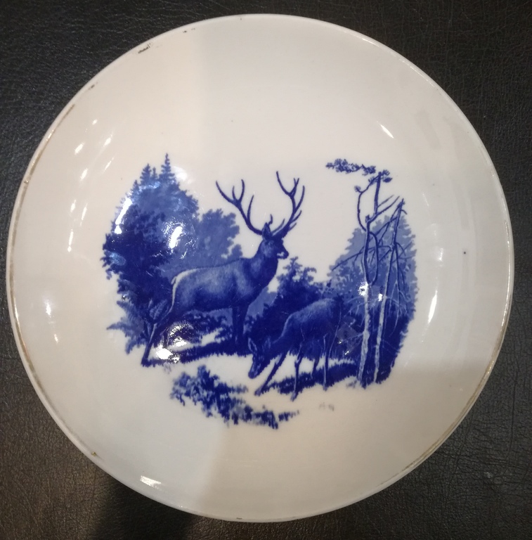 Фарфоровая тарелка с оленем