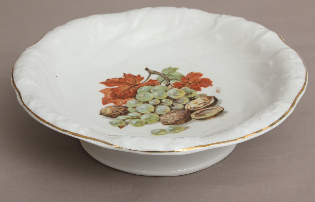 Porcelain plate for fruit serving