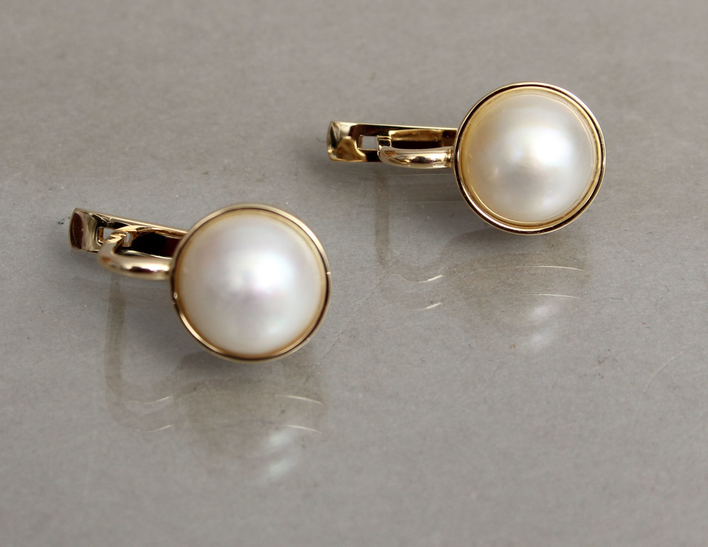 Gold earrings with pearls 