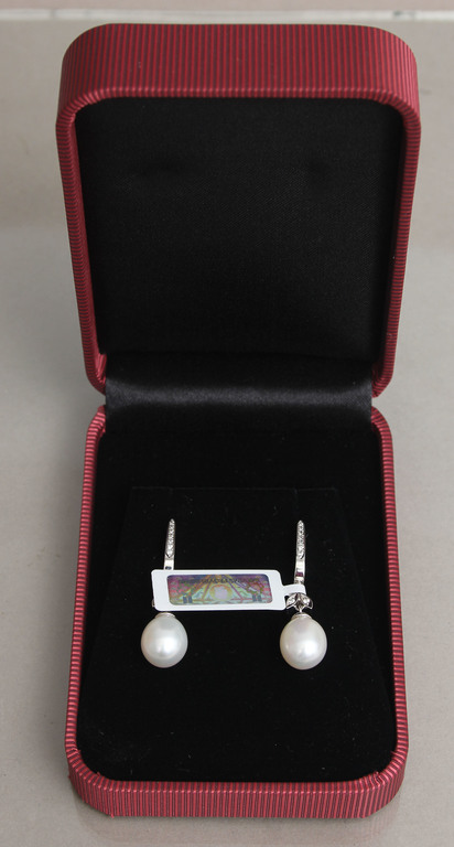 Gold earrings with diamonds and cultured pearls