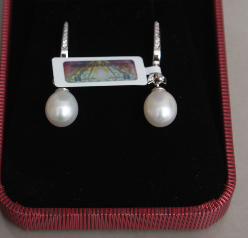 Gold earrings with diamonds and cultured pearls