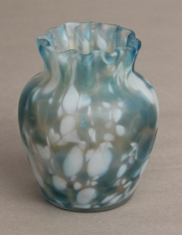 Цветная стеклянная ваза в стиле модерн