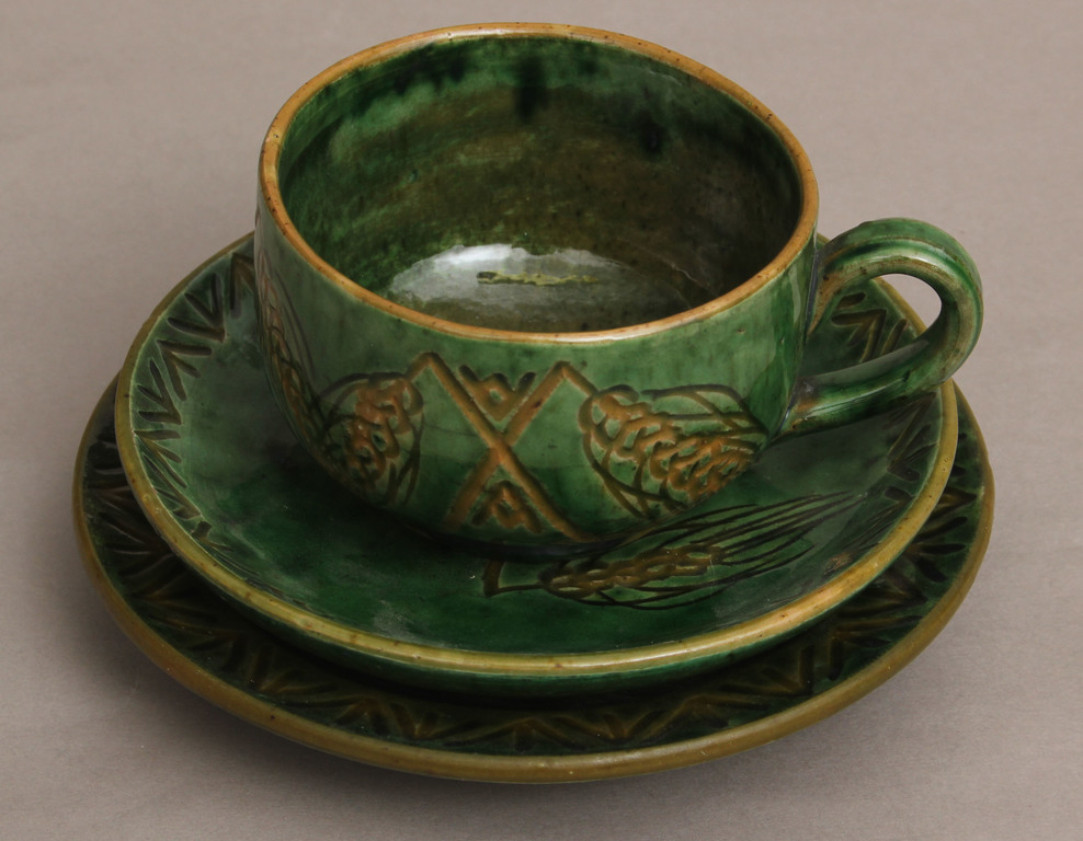 Ceramic cup with 2 saucers