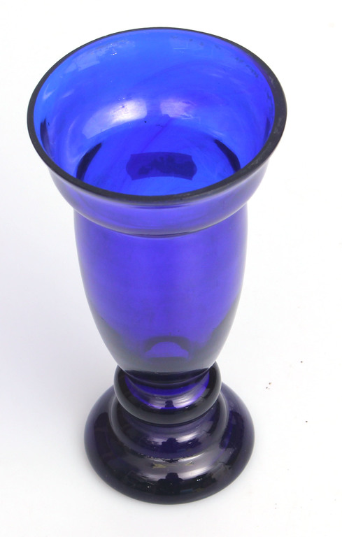 Стеклянная ваза из голубого стекла